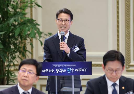 김진오 인구전략위원회 부위원장이 14일 청와대에서 이재명 대통령 주재로 열린 인구전략 비전선포식에서 발표하고 있다. 연합뉴스