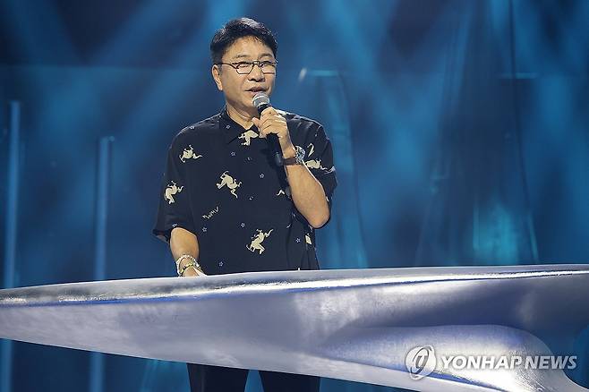 인사말하는 이수만 (고양=연합뉴스) 강민지 기자 = 이수만 A2O엔터테인먼트 키 프로듀서가 12일 경기도 고양시 킨텍스에서 열린 A2O엔터테인먼트 아이돌 그룹 글로벌 데뷔쇼 '웰컴 투 소울라이트 프롬 A2O 소울 A2O 라이트'(WELCOME TO SOULITE From A2O SOUL A2O LITE)에서 인사말을 하고 있다. 2026.10.12 mjkang@yna.co.kr