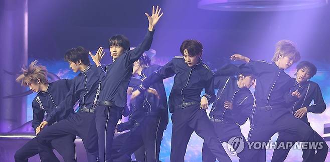 A2O 소울, 화려한 데뷔 (고양=연합뉴스) 강민지 기자 = 보이그룹 A2O 소울이 12일 경기도 고양시 킨텍스에서 A2O엔터테인먼트 아이돌 그룹 글로벌 데뷔쇼 '웰컴 투 소울라이트 프롬 A2O 소울 A2O 라이트'(WELCOME TO SOULITE From A2O SOUL A2O LITE) 무대를 선보이고 있다. 2026.10.12 mjkang@yna.co.kr