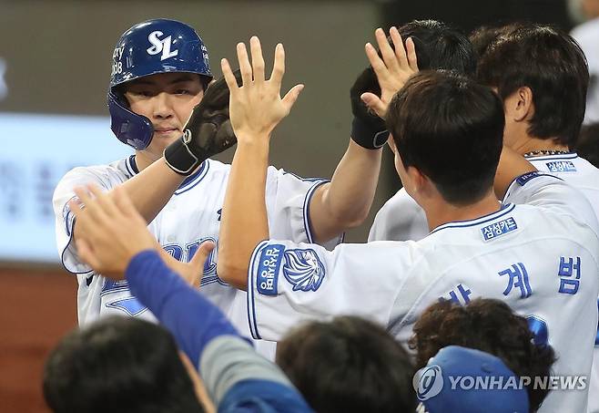 '추가 득점이요' (대구=연합뉴스) 김현태 기자 = 8일 대구 삼성라이온즈파크에서 열린 2026 신한 SOL뱅크 KBO리그 KIA 타이거즈와 삼성 라이온즈 경기. 4회 말 2사 주자 3루 상황에서 타석에 선 삼성 양우현의 안타로 3루 주자 구자욱이 홈을 밟은 뒤 동료들의 축하를 받고 있다. 2026.9.8 mtkht@yna.co.kr