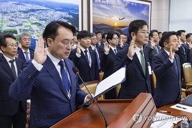 국감에서 증인 선서하는 한국부동산원장 (서울=연합뉴스) 황광모 기자 = 이헌욱 한국부동산원 원장이 15일 국회 국토교통위원회에서 열린 국정감사에 출석해 부동산 관련 기관장들과 증인 선서를 하고 있다. 2026.10.15 hkmpooh@yna.co.kr