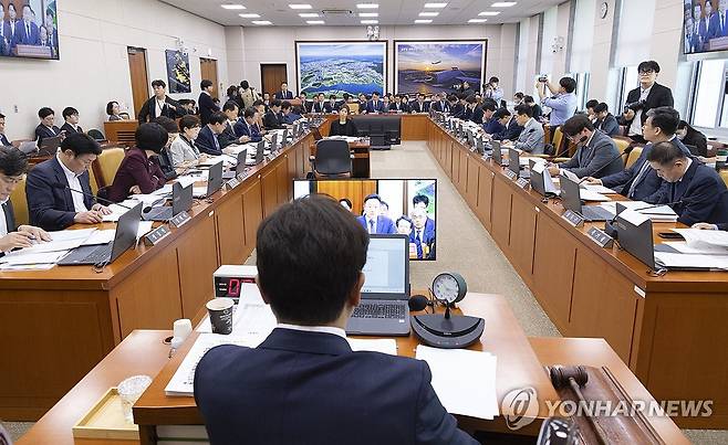 국토위, 한국부동산원ㆍ한국주택보증공사 등 국정감사 (서울=연합뉴스) 황광모 기자 = 15일 국회 국토교통위원회에서 한국부동산원ㆍ한국주택보증공사 등 부동산과 국토 개발 관련 기관의 국정감사가 열리고 있다. 2026.10.15 hkmpooh@yna.co.kr