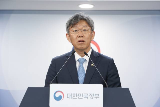 국무조정실과 국토교통부는 16일 정부서울청사에서 브리핑을 열고 올해 수도권 착공 목표 26만8천가구 가운데 9만9천가구 이상을 착공했다고 밝혔다. 사진은 이날 관련 브리핑 하는 김이탁 국토부 1차관의 모습. 2026.1016. 국토부 제공