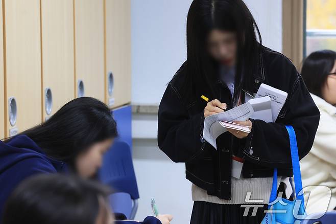2025학년도 대학수학능력시험이 실시된 지난 2024년 11월 서울 영등포구 여의도여자고등학교에서 감독관이 수험생 확인을 하고 있다. 2024.11.14 ⓒ 뉴스1 사진공동취재단