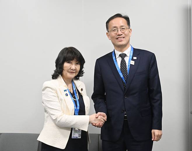 국제통화기금(IMF)/세계은행(WB) 연차총회 및 주요 20개국(G20) 재무장관.중앙은행 총재 회의, 주요 7개국(G7) 재무장관.중앙은행 총재 회의 참석차 태국 방콕을 방문중인 이형일 부총리 겸 재정경제부 장관이 10월 15일(현지시간) 퀸시리낏 컨벤션센터(QSNCC)에서 가타야마 사쓰키 일본 재무장관과 면담에 앞서 악수하며 기념사진을 찍고 있다.(재정경제부 제공)
