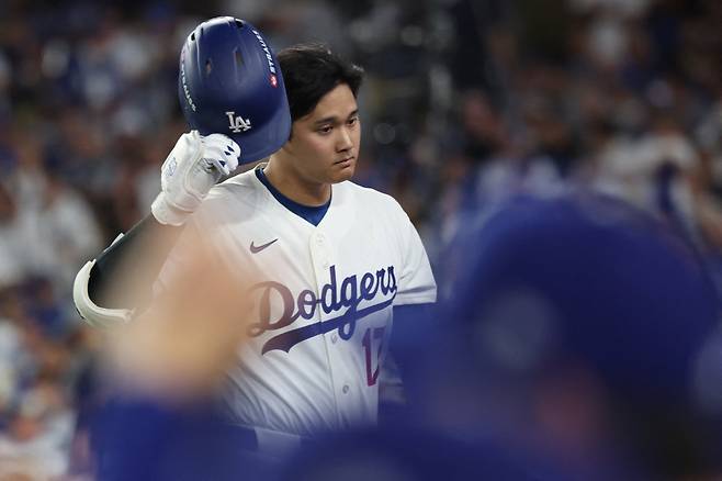 LA 다저스 오타니 쇼헤이가 16일(한국시각) 다저스타디움에서 열린 밀워키 브루어스와의 NLCS 4차전서 5회말 삼진을 당한 뒤 헬멧을 벗으며 더그아웃으로 향하고 있다. AFP연합뉴스