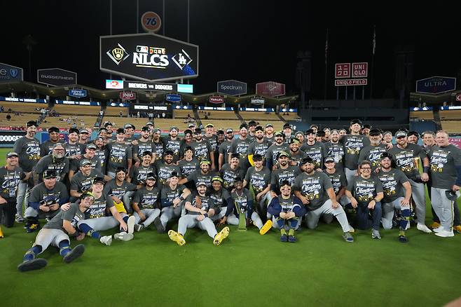 Oct 15, 2026; Los Angeles, California, USA; Milwaukee Brewers celebrate after winning the NLCS for the 2026 MLB Playoffs against the Los Angeles Dodgers at Uniqlo Field at Dodger Stadium. Mandatory Credit: Kirby Lee-Imagn Images
<저작권자(c) 연합뉴스, 무단 전재-재배포, AI 학습 및 활용 금지>