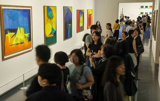 10월 25일까지 열리는 서울 중구 서울시립미술관 유영국 회고전. 작품을 보기 위해 찾은 관람객으로 붐비고 있다. 올해 광화문에는 국내외 거장들의 전시가 몰리고 있다./박성원 기자