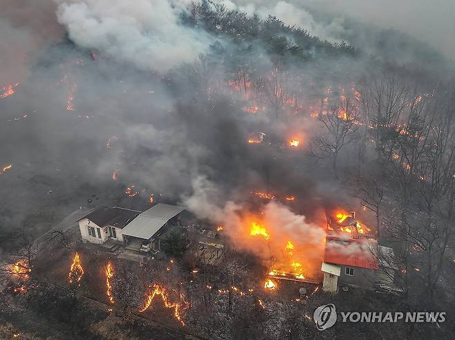 산불이 앗아간 터전 (의성=연합뉴스) 윤관식 기자 = 경북 의성군 대형 산불 발생 사흘째인 24일 의성군 옥산면 전흥리에서 강풍을 타고 번진 산불이 민가를 덮치고 있다. 2025.3.24 psik@yna.co.kr