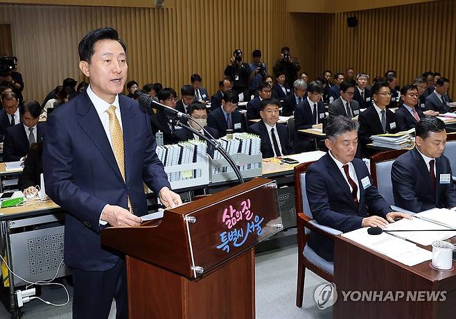 인사말하는 오세훈 시장 (서울=연합뉴스) 한종찬 기자 = 오세훈 서울시장이 15일 서울시청에서 열린 행정안전위원회 국정감사에서 인사말을 하고 있다. 2026.10.15 saba@yna.co.kr