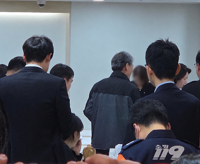 17일 부천 순천향대학교 부천병원 장례식장에 마련된 고 김진석 소방위의 빈소에서 유족과 조문객, 소방 관계자들이 고인의 순직을 애도하고 있다. 이날 유족들은 추미애 지사에게 화재 현장의 지휘·구조 과정과 소방안전 시스템에 대한 철저한 진상 규명을 요구했다.