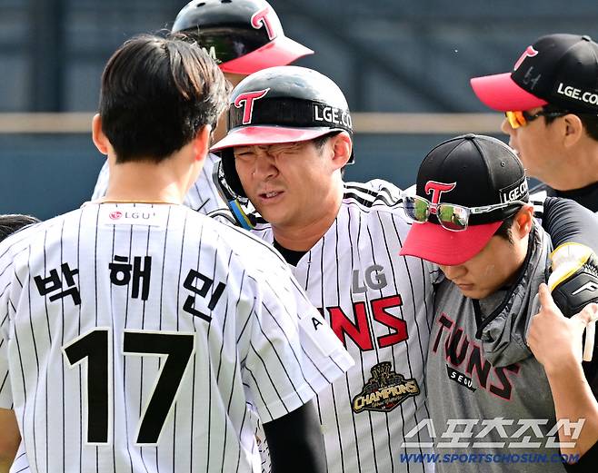 5일 잠실야구장에서 열린 LG와 KIA의 경기. 3회말 주루 도중 부상을 당한 LG 오지환. 잠실=송정헌 기자songs@sportschosun.com/2026.10.05/