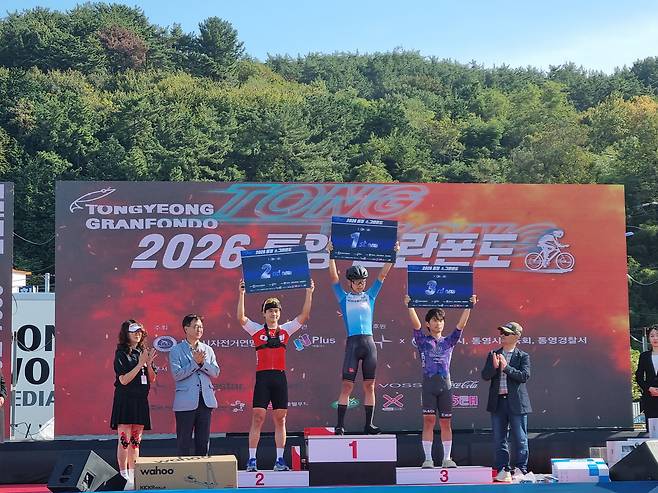 17일 열린 2026 통영 그란폰도 산악왕(KOM·King of the Mountain) 1~3위 선정자들이 기념촬영을 하고 있다. 1위는 작년 부상으로 대회를 참가하지 못했던 이현호씨가 차지했다. /통영(경남)=김양혁 기자