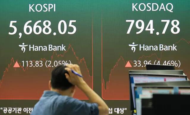 16일 서울 중구 하나은행 본점 딜링룸에 주가지수와 환율이 표시되고 있다. 연합뉴스