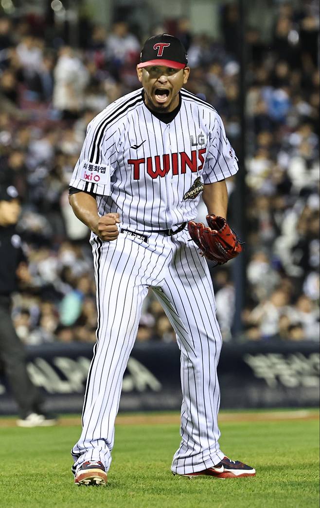 14일 서울 잠실야구장에서 열린 2026 신한 SOL KBO 포스트시즌 와일드카드 결정전 1차전 두산 베어스와 LG 트윈스의 경기. LG 선발 카라스코가 6회초 2사 1루 두산 안재석을 중견수 플라이 아웃으로 처리한 뒤 환호하고 있다. <저작권자 ⓒ 1980~2026 ㈜연합뉴스. 무단 전재 재배포 금지, AI 학습 및 활용 금지>