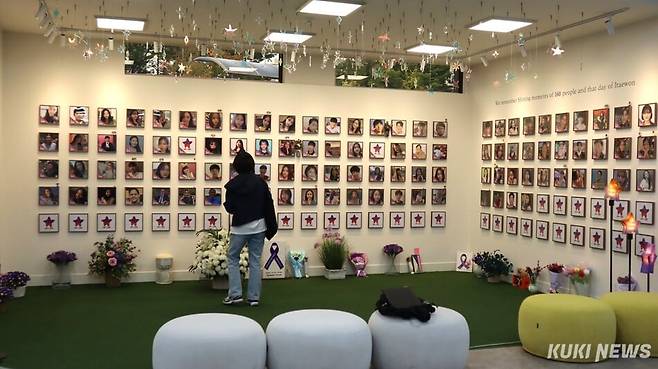16일 오후 서울 종로구 이태원참사 기억소통공간 ‘별들의집’에서 한 시민이 추모 공간을 둘러보고 있다. 유정민 기자