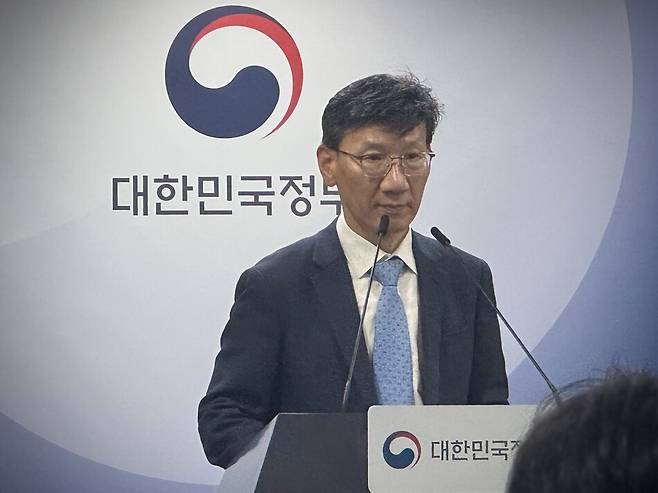 전요섭 금융위원회 금융정책국장이 16일 정부서울청사에서 열린 제1차 주택공급 정례브리핑에서 주택공급 금융지원 방안을 설명하고 있다. 임성영 기자