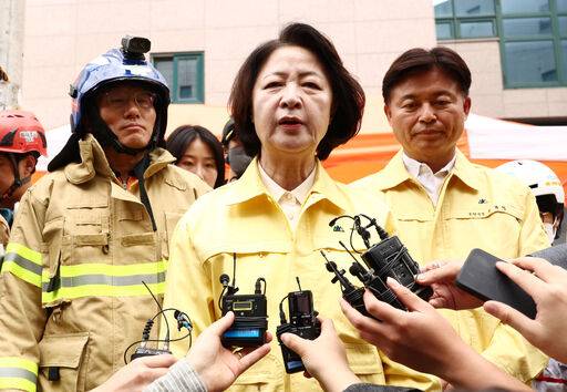 추미애 경기도지사가 16일 경기도 부천시 오정구의 한 도장공장 화재 현장을 찾아 발언하고 있다. 뉴시스