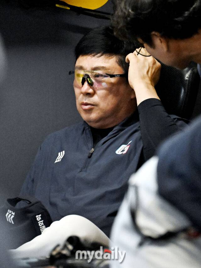 18일 오후 인천 SSG랜더스필드에서 진행된 '2026 프로야구 KBO리그' SSG랜더스와 롯데자이언츠의 경기. 롯데 김태형 감독이 경기를 지켜보고 있다./마이데일리