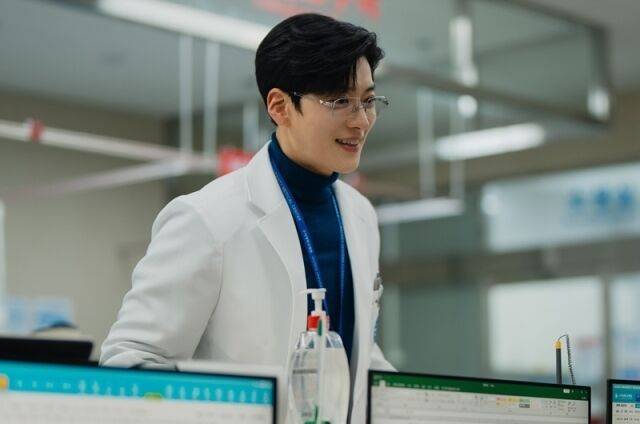 장승조가 김지원에게 수상한 호의를 베풀기 시작하면서 두 사람 사이에 묘한 긴장감이 감돈다. / SBS '닥터X : 하얀 마피아의 시대'