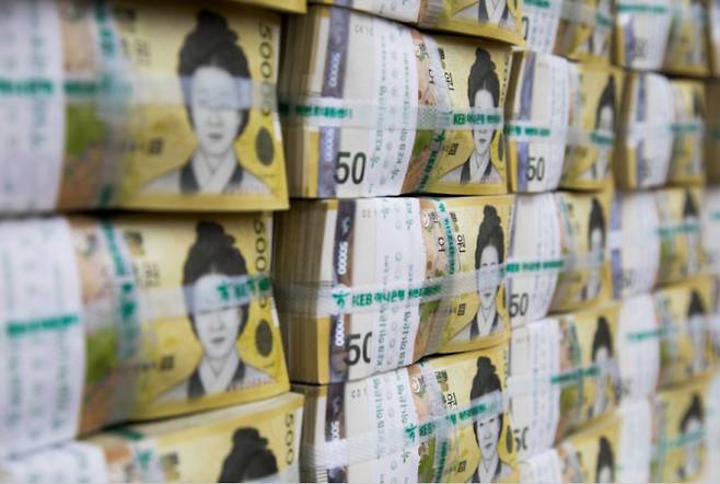 내년부터 2030년까지 만기도래하는 국고채 가운데 과거 3% 미만의 저금리로 빌린 국고채가 241조원에 달하는 것으로 나타났다. 연합뉴스