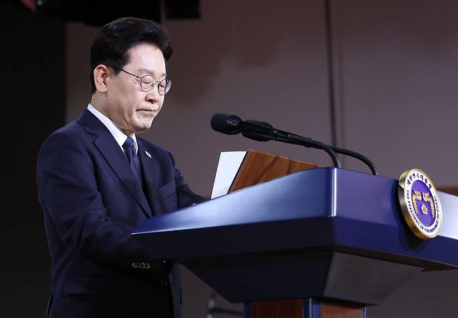 이재명 대통령이 16일 부산시청에서 열린 부마민주항쟁 47주년 기념식에서 기념사를 하던 중 잠시 마음을 추스르고 있다. ⓒ연합뉴스