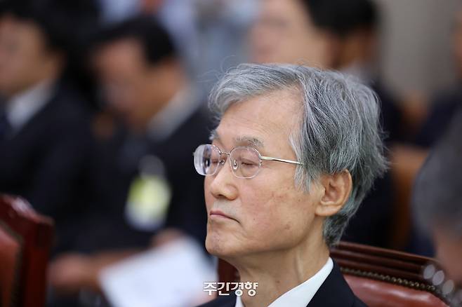 조희대 대법원장이 지난 6일 국회에서 열린 법사위 국정감사에서 눈을 감고 의원질의를 듣고 있다. 박민규 선임기자