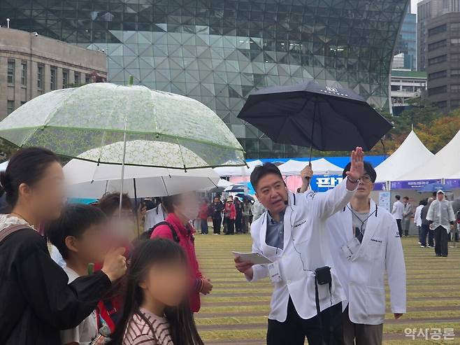서울시약사회(회장 김위학)는 18일 서울시청 앞 서울광장에서 '신뢰받는 약사, 건강한 서울'을 슬로건으로 '2026 건강서울페스티벌'을 개최했다. 사진 김이슬 기자
