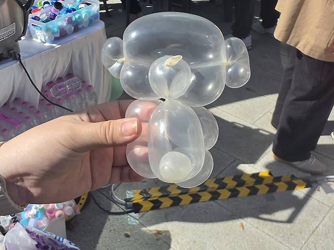 삐에로빈이 임산부에게 만들어 준 ‘임신한 곰돌이’ 풍선. 투명한 곰돌이 풍선 배 속에 작은 풍선을 넣어 아기를 표현했다. 백재연 기자