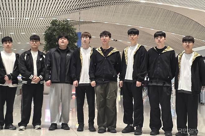 젠지 선수단이 18일 인천공항을 통해 미국 텍사스 앨런으로 출국하기 전 카메라 앞에 섰다.