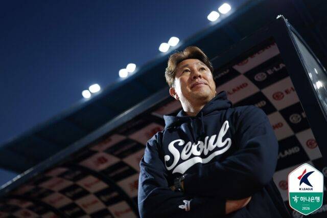 김도균 서울 이랜 감독이 19일 오후 7시 목동종합운동장에서 펼쳐진 대구FC와의 ‘하나은행 K리그2 2026’ 26라운드를 지켜보고 있다./한국프로축구연맹 제공