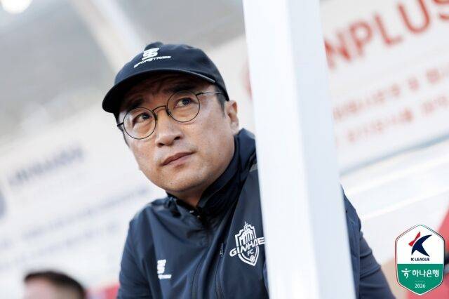지난 10일 김해종합운동장에서 열린 충남 아산과의 홈 경기를 지켜보고 있는 최명성 김해FC 감독대행./프로축구연맹 제공