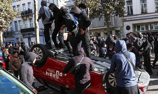 벨기에 수도 브뤼셀에서도 일부 시위대가 자동차를 뒤집고 쓰레기통을 불태우는 등 과격한 행동을 보였다. 브뤼셀=로이터연합뉴스
