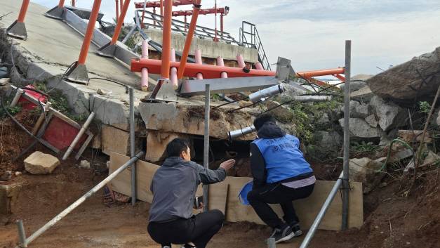 19일 오전 12·29 무안공항 제주항공 여객기 참사 유가족 등이 로컬라이저 인근 지역을 둘러보고 있다. /윤태민 기자 ytm@namdonews.com