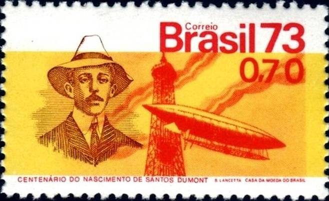 알베르토 산투스 뒤몽의 에펠탑 비행을 기념하는 브라질 우표. (출처: Post of Brazil, Public domain, via Wikimedia Commons)