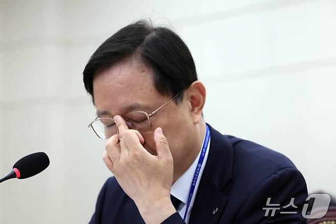 이찬진 금융감독원장이 19일 서울 여의도 국회 정무위원회에서 열린 금융감독원 등에 대한 국정감사에서 안경을 고쳐쓰고 있다. 2026.10.19 ⓒ 뉴스1 황기선 기자