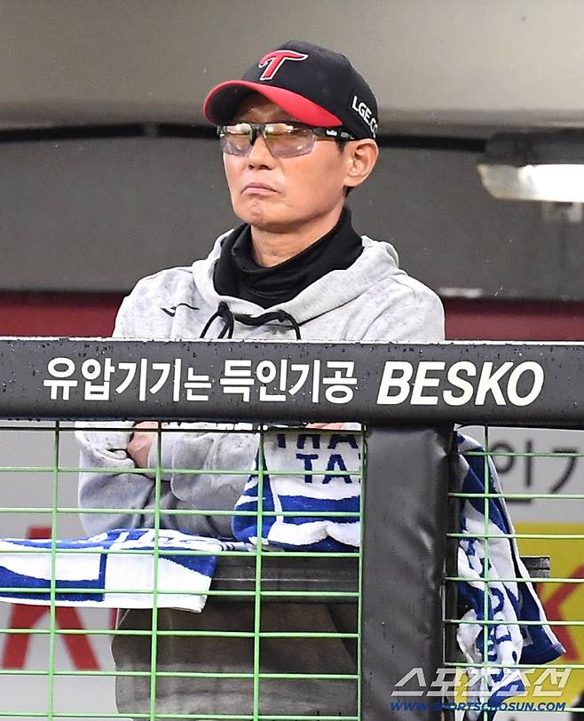 18일 전남광주 기아챔피언스필드에서 준PO 2차전 KIA와 LG의 경기가 열렸다. 경기 지켜보는 LG 염경엽 감독. 광주=송정헌 기자songs@sportschosun.com/2026.10.18/
