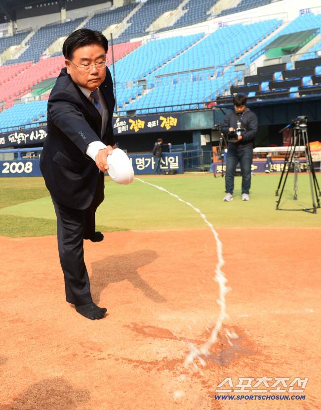 ◇2016 시즌 개막을 앞두고 안전 기원제를 하며 그라운드에 술을 뿌리고 있는 김 단장. 스포츠조선DB