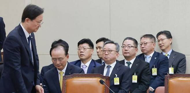 이환주 KB국민은행장, 정상혁 신한은행장, 이호성 하나은행장, 정진완 우리은행장, 강태영 NH농협은행장이 19일 국회 정무위원회에서 열린 금융감독원 등에 대한 국정감사에서 출석한 가운데 이찬진 금감원장이 은행장 앞으로 지나가고 있다. 연합뉴스