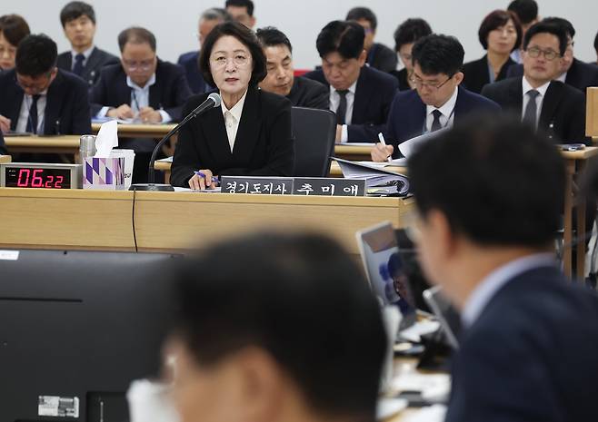 추미애 경기도지사가 19일 경기도 수원시 경기도청에서 열린 국회 국토교통위원회의 경기도에 대한 국정감사에서 위원 질의에 답변하고 있다. /연합뉴스