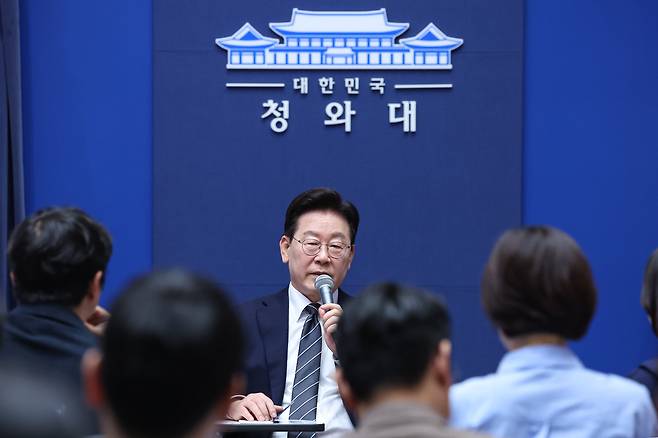 이재명 대통령이 19일 청와대 춘추관을 찾아 취재진과 간담회를 하고 있다. (청와대통신사진기자단)/뉴스1