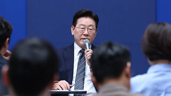 이재명 대통령이 19일 청와대 춘추관을 찾아 취재진과 간담회를 하고 있다. (청와대통신사진기자단) 2026.10.19