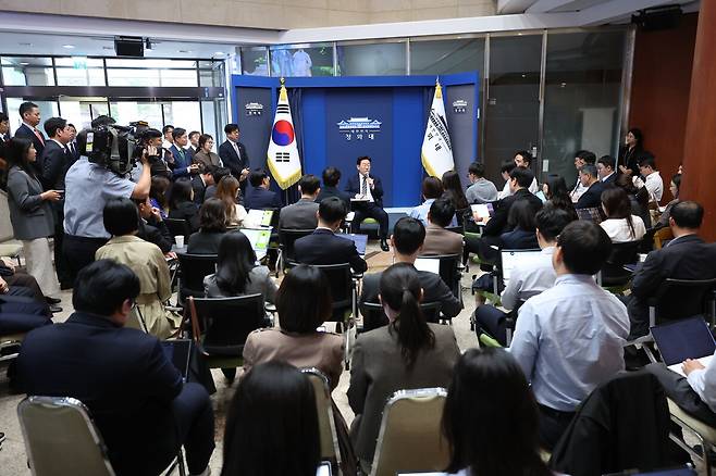 이재명 대통령이 19일 언론인들의 취재 공간인 청와대 춘추관 로비에서 기자들과 간담회를 하고 있다. 청와대사진기자단