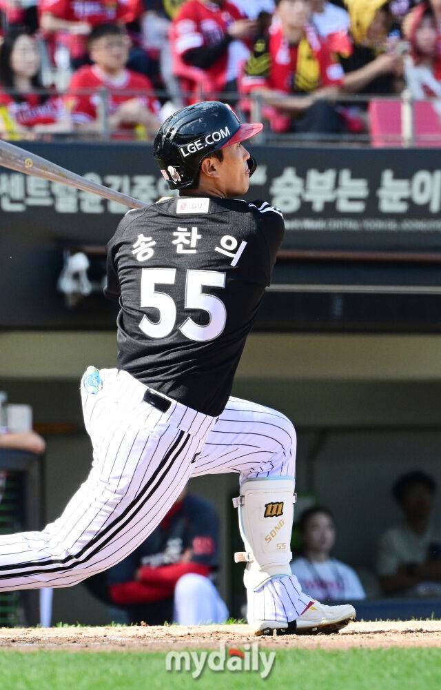 17일 오후 광주 기아챔피언스필드에서 진행된 '2026 신한 SOL KBO리그 포스트시즌' 준플레이오프 1차전 KIA 타이거즈와 LG트윈스의 경기. LG 송찬의가 2회초 2사 KIA 선발 네일을 상대로 선제 솔로포를 때리고 있다./광주=곽경훈 기자 kphoto@mydaily.co.kr