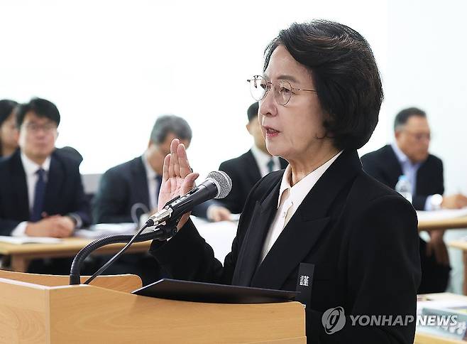 선서하는 추미애 경기도지사 (수원=연합뉴스) 홍기원 기자 = 추미애 경기도지사가 19일 경기도 수원시 경기도청에서 열린 국회 국토교통위원회의 경기도에 대한 국정감사에서 증인 선서를 하고 있다. 2026.10.19 xanadu@yna.co.kr