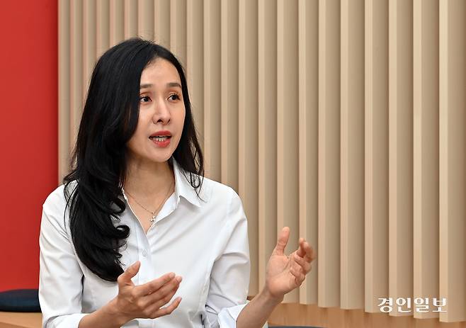구영은 큐레이터가 앞으로의 우리미술관의 역할에 대해 설명하며 “세대와 지역을 아우르는 문화 교류의 장이 되어야 한다”고 강조했다. 2026.10.19 /김용국기자 yong@kyeongin.com