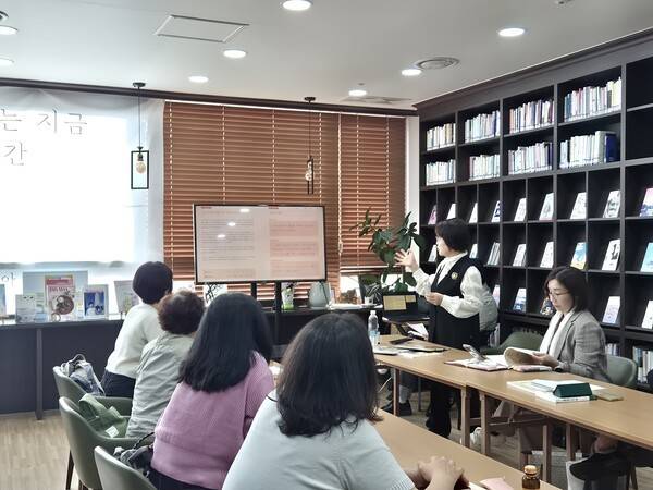 그림책을 통해 삶과 죽음의 의미를 강연하는 김연옥 독서습관연구소모두북 대표 / 디멘시아뉴스
