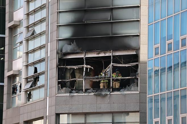 20일 서울 강남구 역삼동의 한 상가에서 화재가 발생해 소방대원들이 잔불 정리를 하고 있다. 2026.10.20 뉴스1