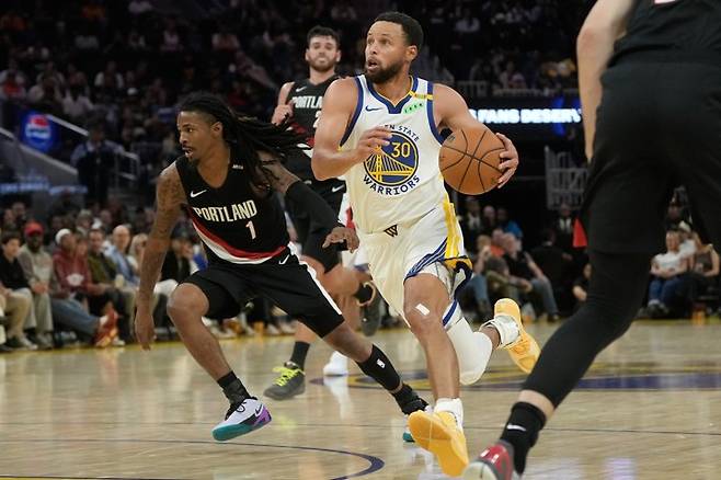 Trail Blazers Warriors BasketballGolden State Warriors guard Stephen Curry (30) drives to the basket against Portland Trail Blazers guard Ja Morant (1) during the second half of a preseason NBA basketball game, Friday, Oct. 16, 2026, in San Francisco. (AP Photo/Jeff Chiu)