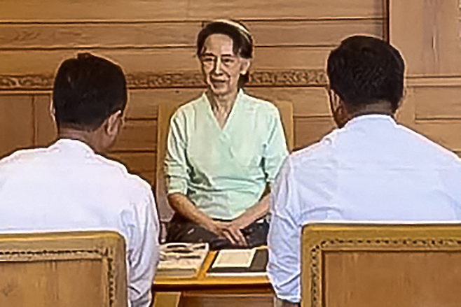 19일(현지시간) 미얀마 내무부가 공개한 아웅산 수치 전 국가고문의 모습. 네피도의 가택연금 장소에서 영국 찰스 3세 국왕이 보낸 선물을 전달받고 있다. AFP연합뉴스